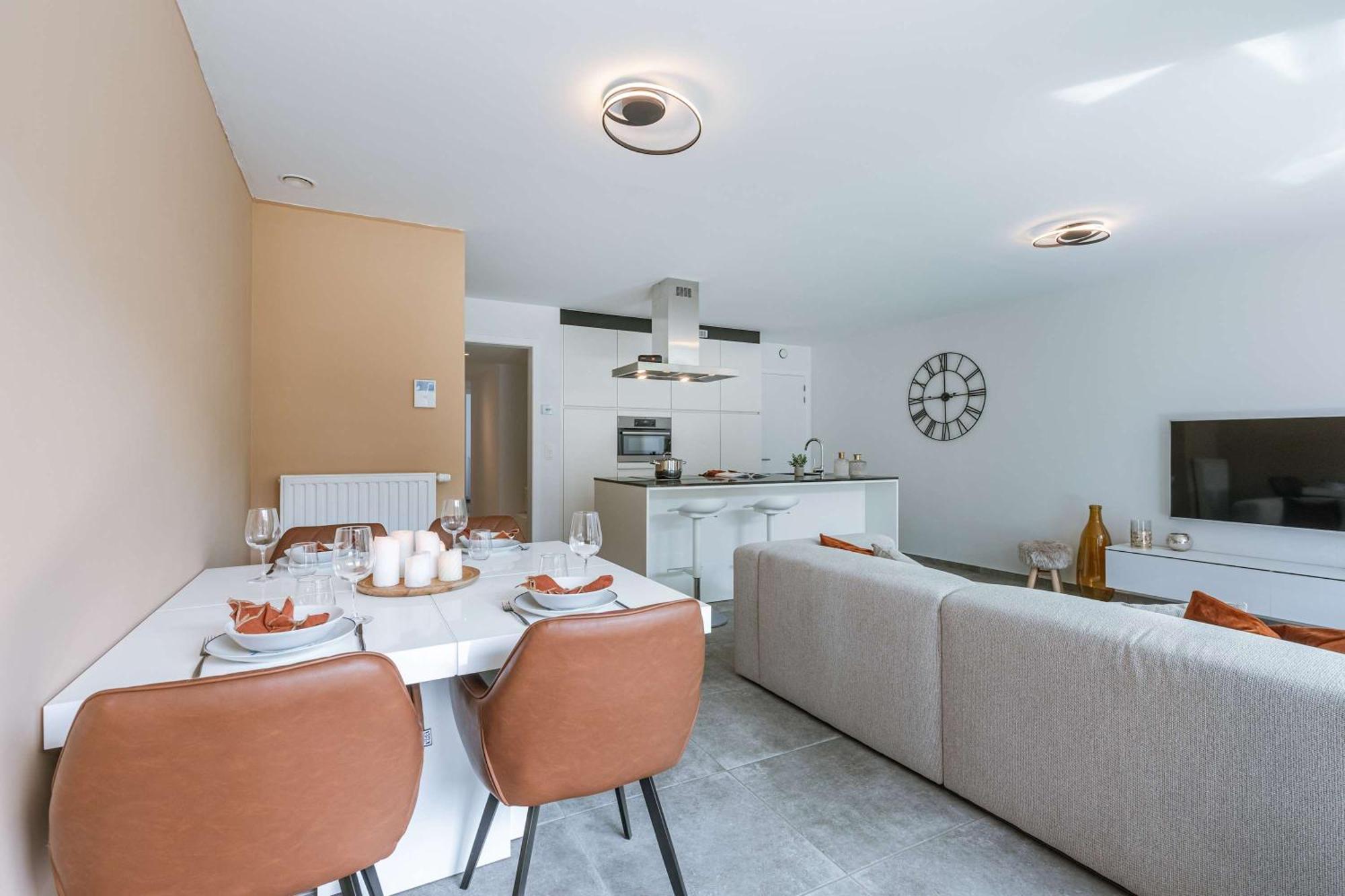 Huswell - Modern With Sunny Terrace In